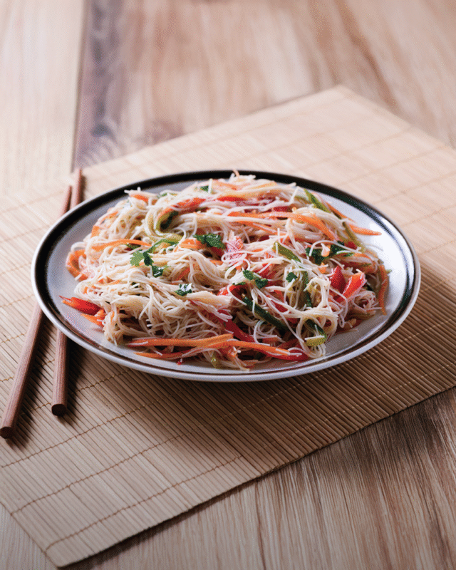 Salada de verão com macarrão Bifum